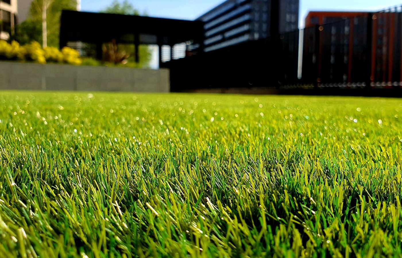Energická skupinová lekce ve fitness studiu